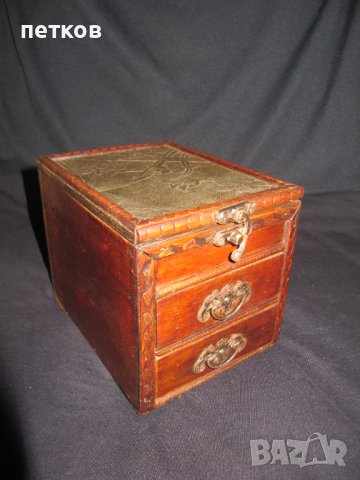 дървена кутия с вграден часовник, снимка 1 - Антикварни и старинни предмети - 43930249