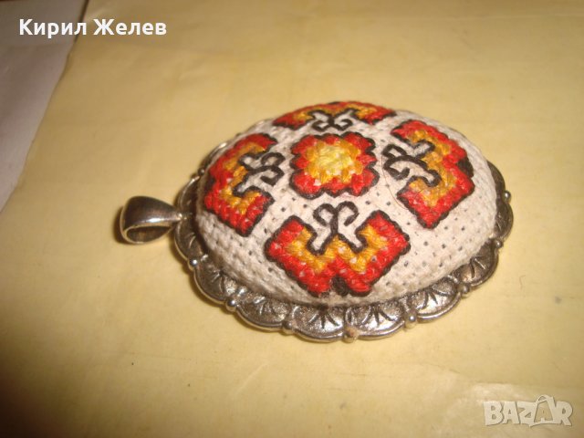 СТАР ПОСРЕБРЕН МЕДАЛЬОН с РЪЧНА ШЕВИЦА ЕТНОГРАФСКИ СТИЛ УНИКАТ МАЙСТОРСКА РЯДКА РАБОТА ПЕНДАНТ 26449, снимка 12 - Антикварни и старинни предмети - 34883959