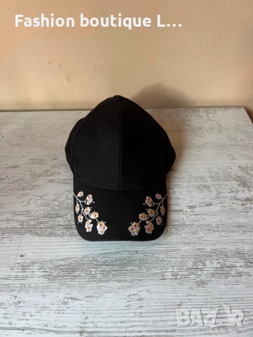 Черна дамска бейзболна шапка с бродирани цвята от текстил с регулираща се обиколка на главата
