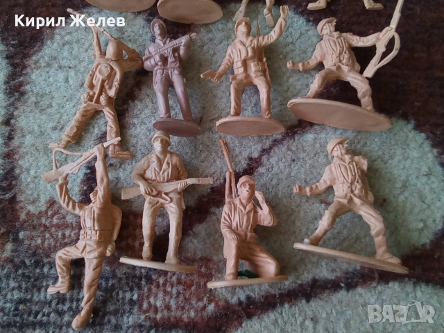 Войници пластмасови 12 броя 51731, снимка 3 - Колекции - 52105274