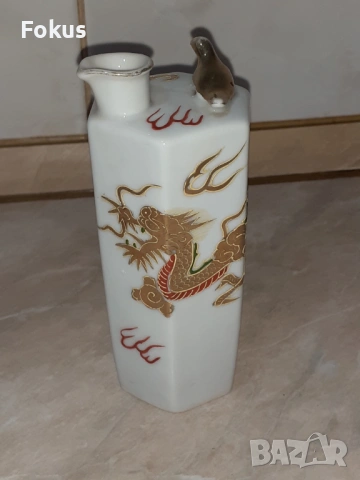 Стара японска свиреща кана за саке ръчно рисувана порцелан