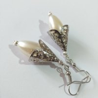 Красиви  перлени обици камбанка с ажурни орнаменти в цвят Сребро , снимка 2 - Обеци - 33278546