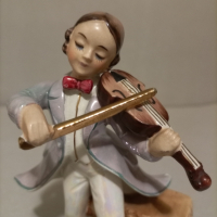 Много красива-рядка Винтаж,Викторианска ретро фигурка, Седнал млад мъж свирещ на цигулка , снимка 17 - Колекции - 44884913