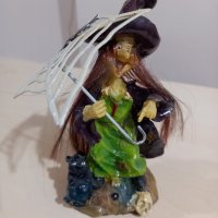 Фигурка (статуетка) на Вещица (Баба Яга) с черен котарак и чадърче, снимка 3 - Колекции - 43232023