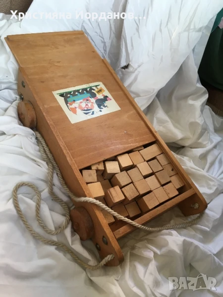 Дървена ретро играчка за дърпане с конструктор вътре, снимка 1