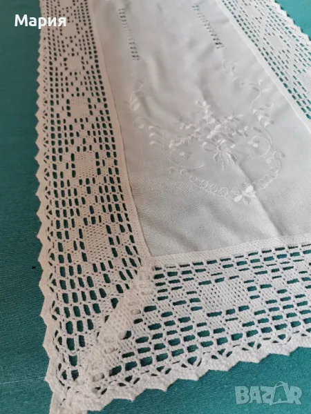 Тишлайфер за маса с бродирани флорални елементи и дантела на една кука , снимка 1