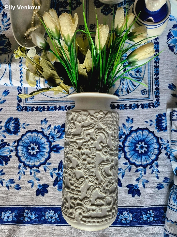 Ваза Heinrich от бисквитен порцелан с релефен декор, снимка 1