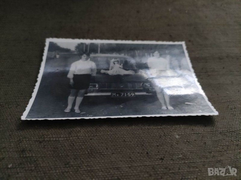 Продавам снимка Москвич,момичета кукла -булка НРБ, снимка 1