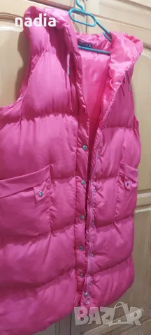 Цикламен елек дълъг,само пробван,с качулка и двоен джоб, снимка 2 - Елеци - 47782339