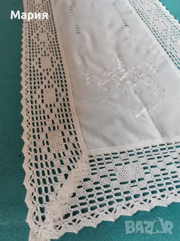 Тишлайфер за маса с бродирани флорални елементи и дантела на една кука 