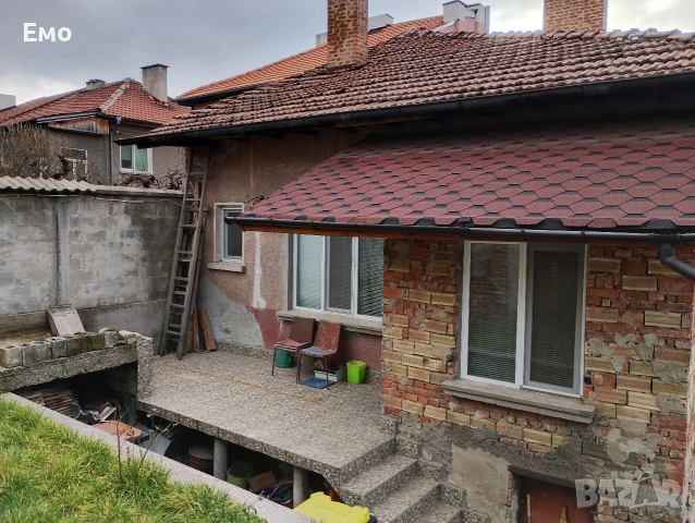 Собственик продава изгодно голям имот с ток и вода: 3 солидни къщи, 2 гаража, 4 мазета общо!, снимка 5 - Къщи - 52899773