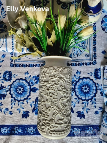 Ваза Heinrich от бисквитен порцелан с релефен декор