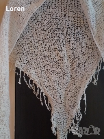 Подарявам!Бял триъгълен шал мекичък, снимка 3 - Шалове - 52649025