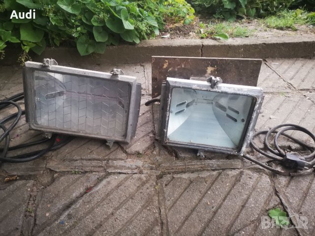 Два броя прожектори с волфрам халогенна лампа / Осветително тяло  Eдиният е 1500W 230V Цена 50лв.  А