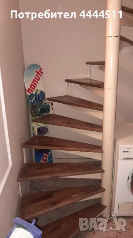 Метална вита стълба с масивни орехови стъпала, снимка 1