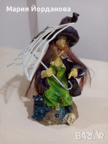 Фигурка (статуетка) на Вещица (Баба Яга) с черен котарак и чадърче, снимка 3 - Колекции - 43232023