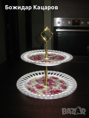 Двуетажно порцеланово плато. Цена - 8 евро Пращам по Еконт. За София, може и сами да минете.