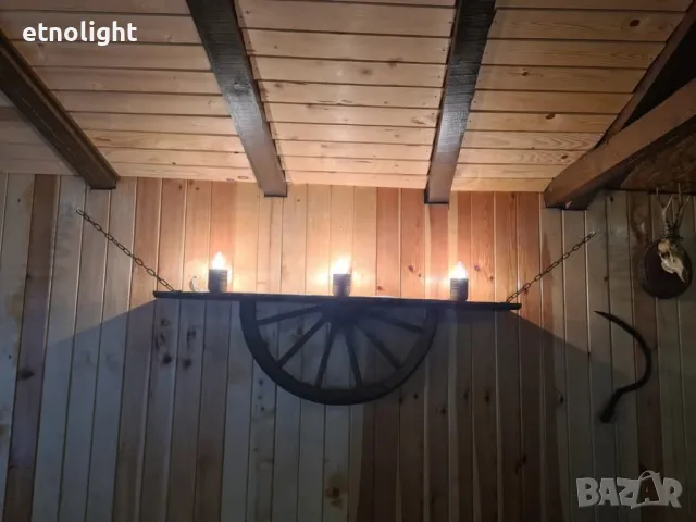 Рафт лампи с автентични реставрирани колела от каруца с ръчно изработени дървени чашки , снимка 5 - Лампи за стена - 49968895