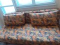 Разтегателен диван с ракла водоустойчива промазка и две възглавници, снимка 1 - Дивани и мека мебел - 38141221