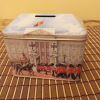 Метална кутия касичка от бонбони CHURCHILL'S BUCKINGHAM PALACE , снимка 6 - Декорация за дома - 28059282