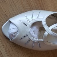 Дамски обувки бял сатен за булка, снимка 2 - Дамски обувки на ток - 32886892