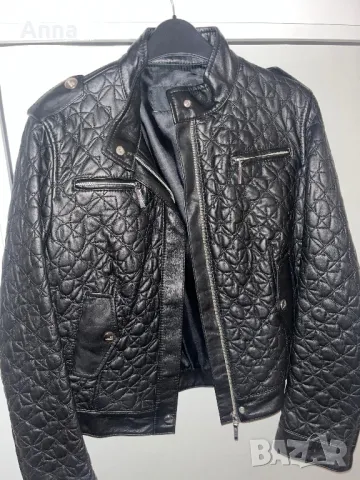 Черно кожено яке Moschino – Оригинал и стил в едно