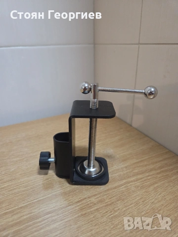 Скоба за монтаж на бюро (C-образна скоба), която обикновено се използва за закрепване 