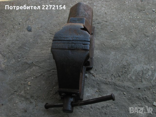 Голямо менгеме стиска с наковалня