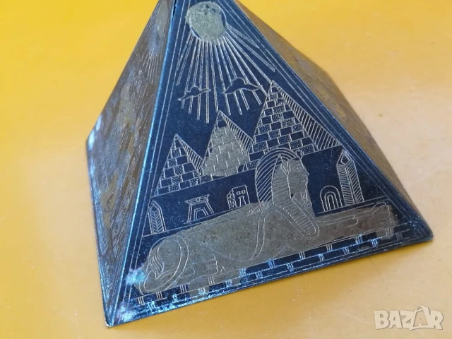 пирамида старинна бронз с инкрустации, снимка 2 - Декорация за дома - 50759175