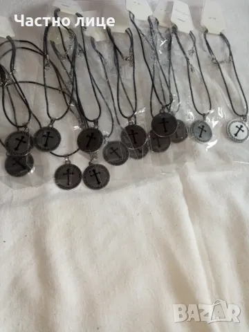 Метални медальони с кръст 17бр.,1бр.-1лв.