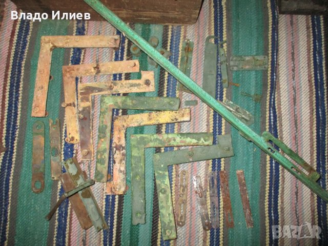 Металните части от стара 50 годишна врата