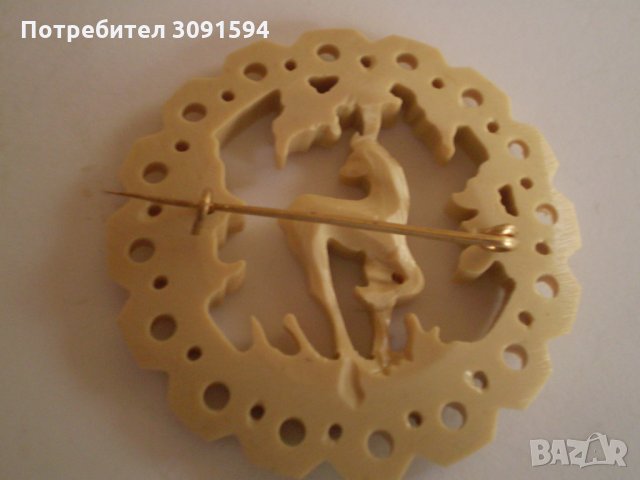 Стара брошка   изработена  от бакелит елен сърна, снимка 2 - Антикварни и старинни предмети - 35389400