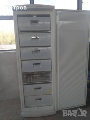 Продавам вертикален фризер