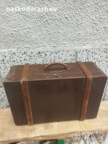 Дървен куфар със заключване и кожена дръжка , снимка 2 - Антикварни и старинни предмети - 43905101