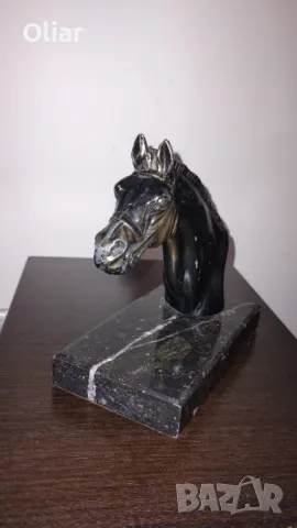 Много красива статуетка на конска глава.  Метал и гранит.