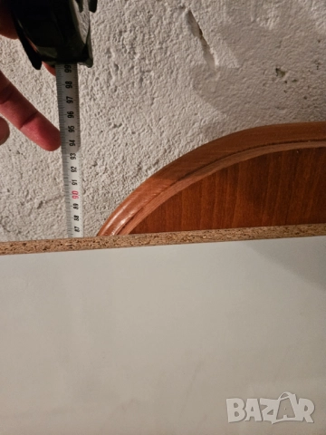 Масивна кухнеска маса.