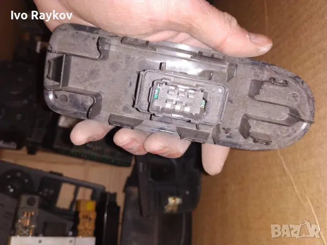 Бутон ел. стъкла ,преден ,десен за Citroen C3, снимка 2 - Части - 48549017