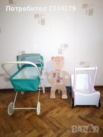 Стара децка количка и дървени столчета за кукли. 