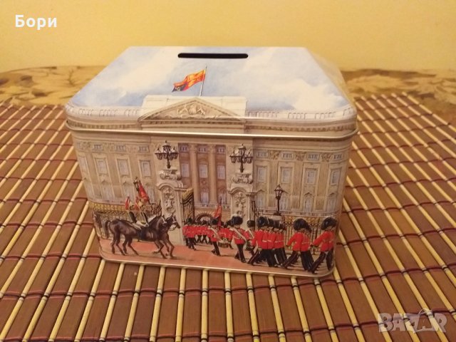Метална кутия касичка от бонбони CHURCHILL'S BUCKINGHAM PALACE , снимка 6 - Декорация за дома - 28059282