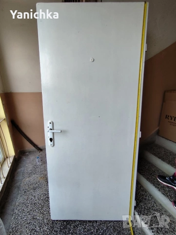 дървена входна врата 