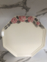 Декоративна керамична чиния със цветя
