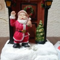 Коледна LED светеща мини сцена дядо Коледа пред вратата на MAGIC VILLAGЕ., снимка 3 - Декорация за дома - 42993376
