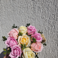 Ръчно плетени кашпи , аранжирани със сапунени рози, снимка 2 - Декорация за дома - 44910875