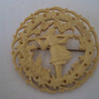 стара брошка изработена от бакелит фолклор жена дама, снимка 1 - Антикварни и старинни предмети - 36821125