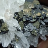 №192,Кварц,Планински кристал,Кварцова друза с халкопирит и сфалерит,Quartz Bulgaria,BGminerals,, снимка 7 - Декорация за дома - 44124708