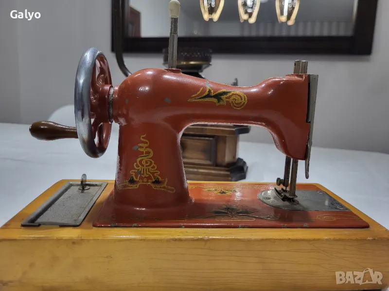 Малка ръчна шевна машина за декорация, снимка 1