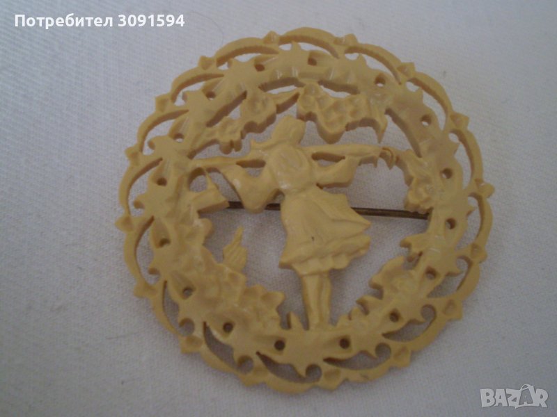 стара брошка изработена от бакелит фолклор жена дама, снимка 1