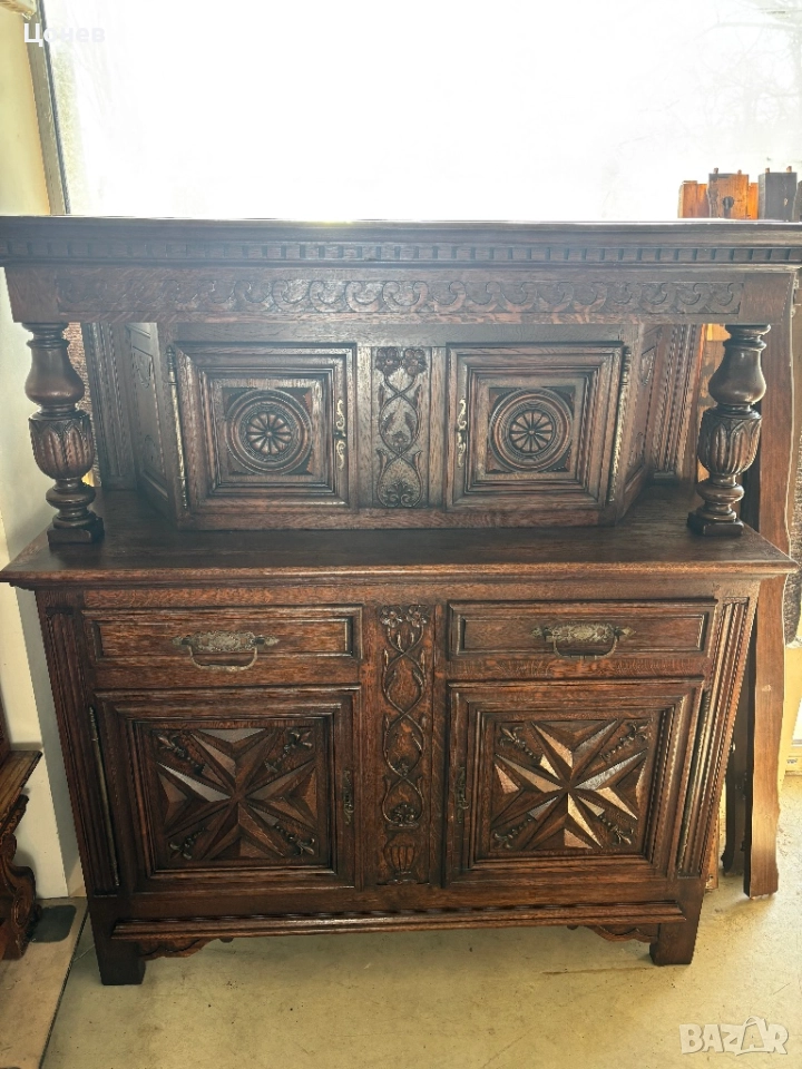 Масивен шкаф с дърворезба , снимка 1