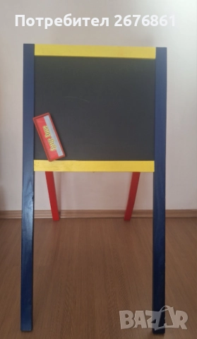 Дървена дъска с две лица, за писане с маркер и тебе ширина. Гъба за изтриване.