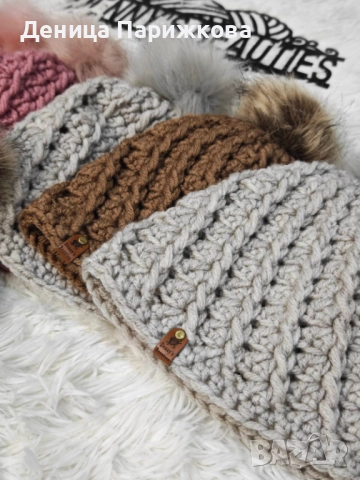 Ръчно плетена релефна шапка „Стела“ с подвижен пухкав помпон, снимка 3 - Шапки - 52593633